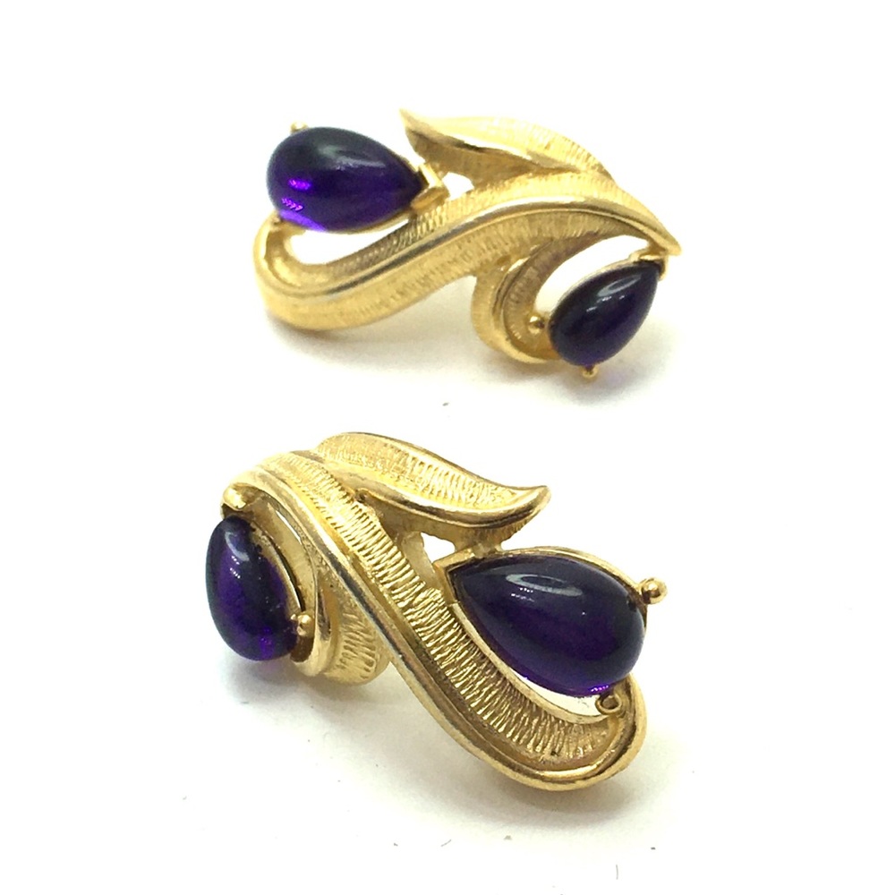 Vintage 80s Trifari Gold Tone Purple Cabochons Pierced